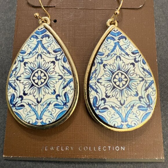 NOC Teardrop Wood Earrings Blue White Tile Pattern Gold-Tone Accents Lightweight - Picture 3 of 7
